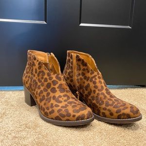 Pierre Dumas brand leopard print booties